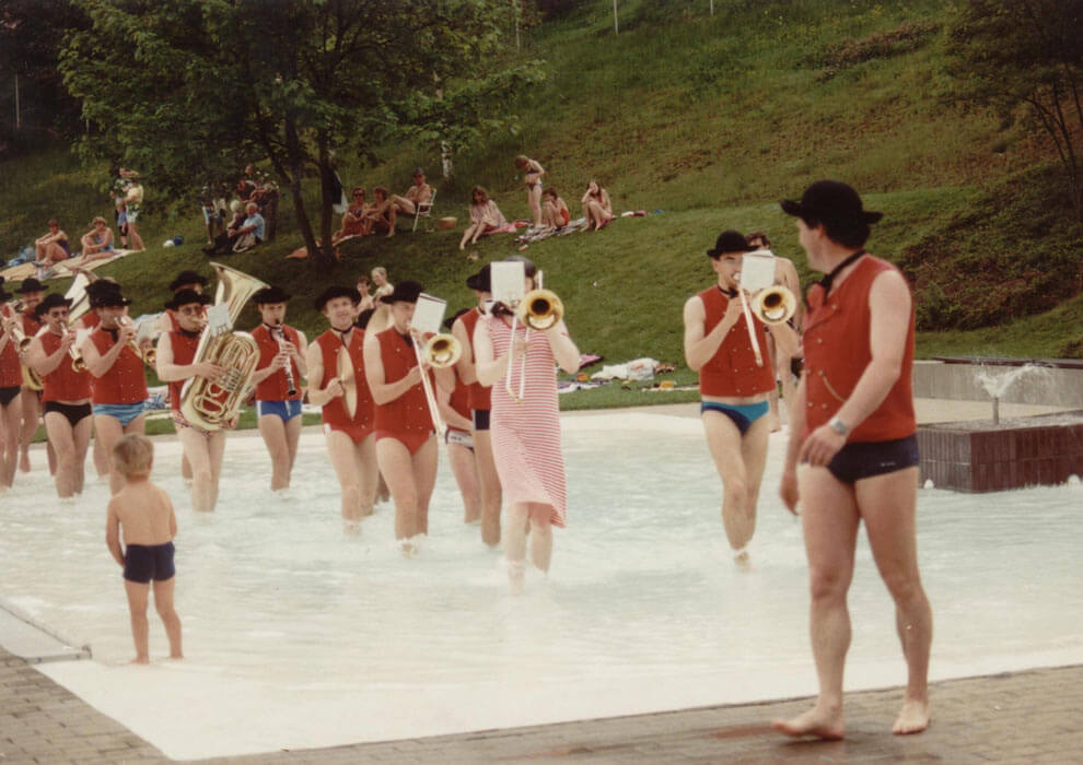 Rutscheneinweihung im Freibad Tennenbronn 1972