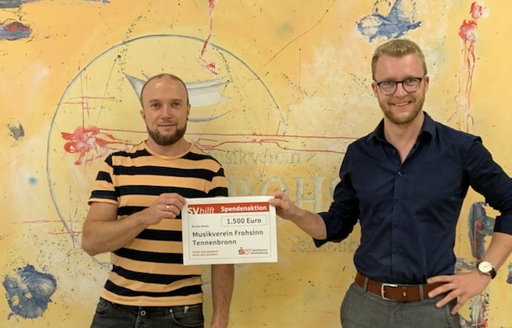 Gebietsleiter Felix Broghammer (rechts) übergibt die Spende von 1.500 Euro an den Vorsitzenden Markus Blessing